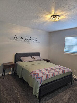 3 habitaciones, escritorio, tabla de planchar con plancha y wifi gratis 