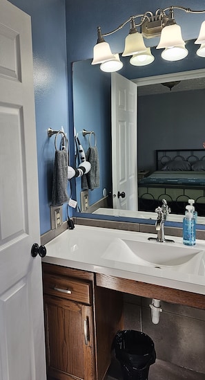 Shower, hair dryer, towels, soap - Charming Cozy Rambler 3 Bedroom 4 beds 2 bath with Hot Tub and Wheelchair Access (Vernal)
