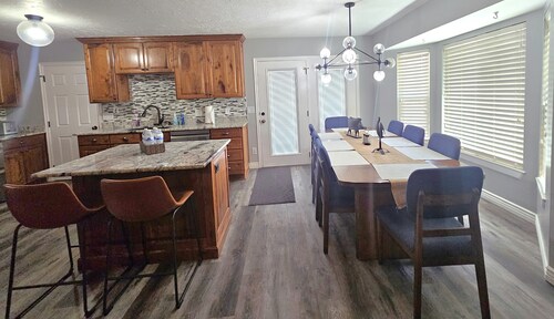 Charming Cozy Rambler 3 Bedroom 4 beds 2 bath with Hot Tub and Wheelchair Access