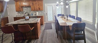 Charming Cozy Rambler 3 Bedroom 4 beds 2 bath with Hot Tub and Wheelchair Access