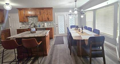 Charming Cozy Rambler 3 Bedroom 4 beds 2 bath with Hot Tub and Wheelchair Access