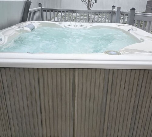 Charming Cozy Rambler 3 Bedroom 4 beds 2 bath with Hot Tub and Wheelchair Access