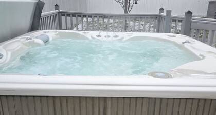 Charming Cozy Rambler 3 Bedroom 4 beds 2 bath with Hot Tub and Wheelchair Access