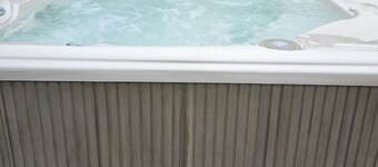 Charming Cozy Rambler 3 Bedroom 4 beds 2 bath with Hot Tub and Wheelchair Access