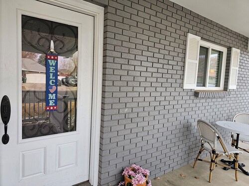 Charming Cozy Rambler 3 Bedroom 4 beds 2 bath with Hot Tub and Wheelchair Access