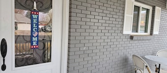 Charming Cozy Rambler 3 Bedroom 4 beds 2 bath with Hot Tub and Wheelchair Access