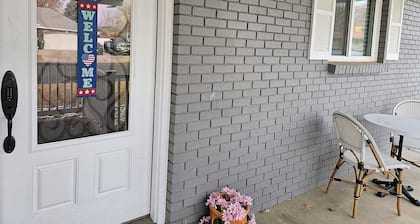Charming Cozy Rambler 3 Bedroom 4 beds 2 bath with Hot Tub and Wheelchair Access