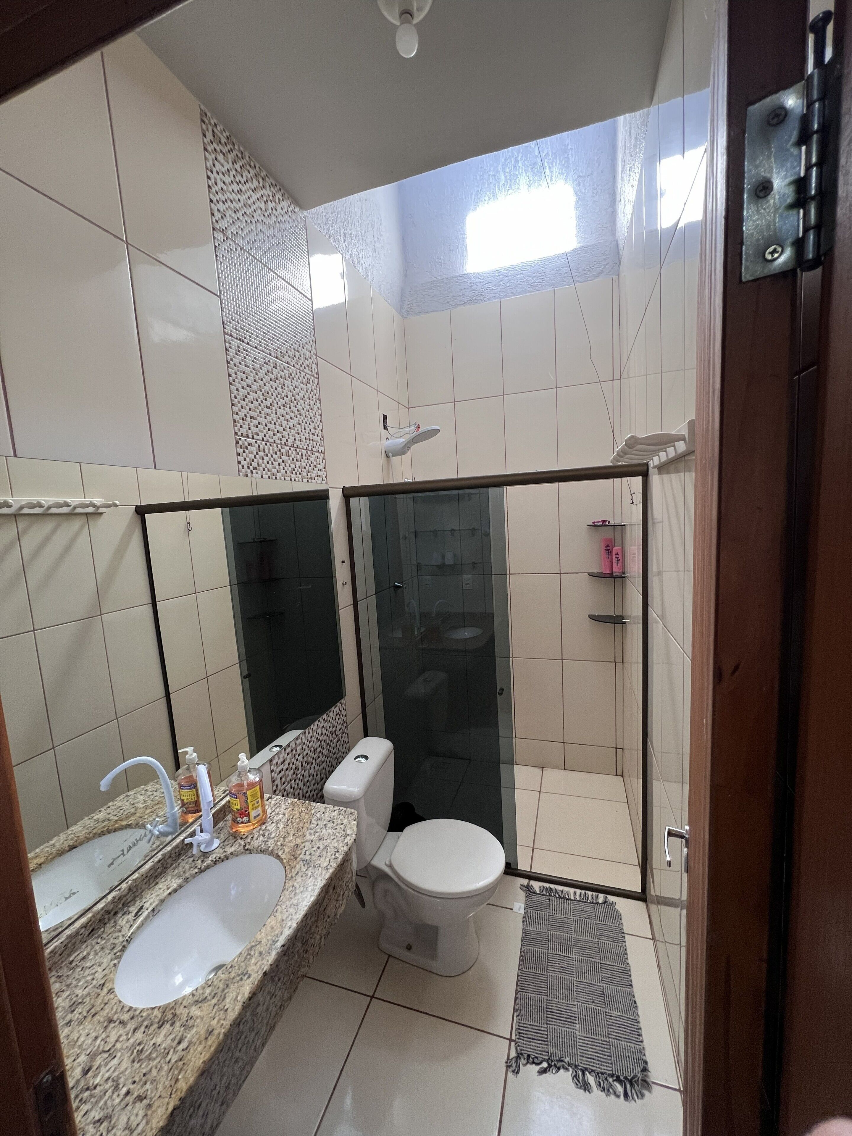 Haartrockner, Handtücher, Seife, Toilettenpapier