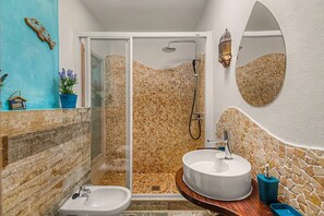 Shower, hair dryer, towels - Holiday Apartment 'Casa Sherazad' with Sea View, Private Terrace and Wi-Fi (Tías)