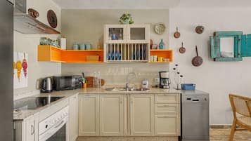 Wasserkocher mit Kaffee-/Teezubehör, Kühlschrank, Mikrowelle, Ofen