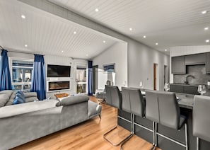 Chalet | Private kitchen - Deluxe Lodge With Hot Tub for 6 (Perth)