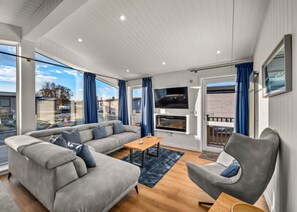 Chalet | Living room - Deluxe Lodge With Hot Tub for 6 (Perth)
