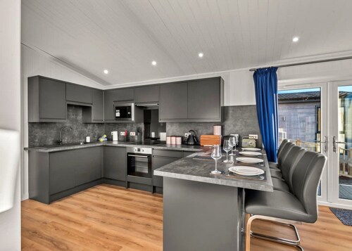 Deluxe Lodge With Hot Tub for 6