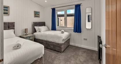 Deluxe Lodge With Hot Tub for 6