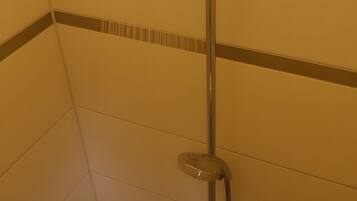Douche, sèche-cheveux, serviettes fournies