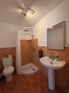 Doccia, asciugacapelli, asciugamani, sapone