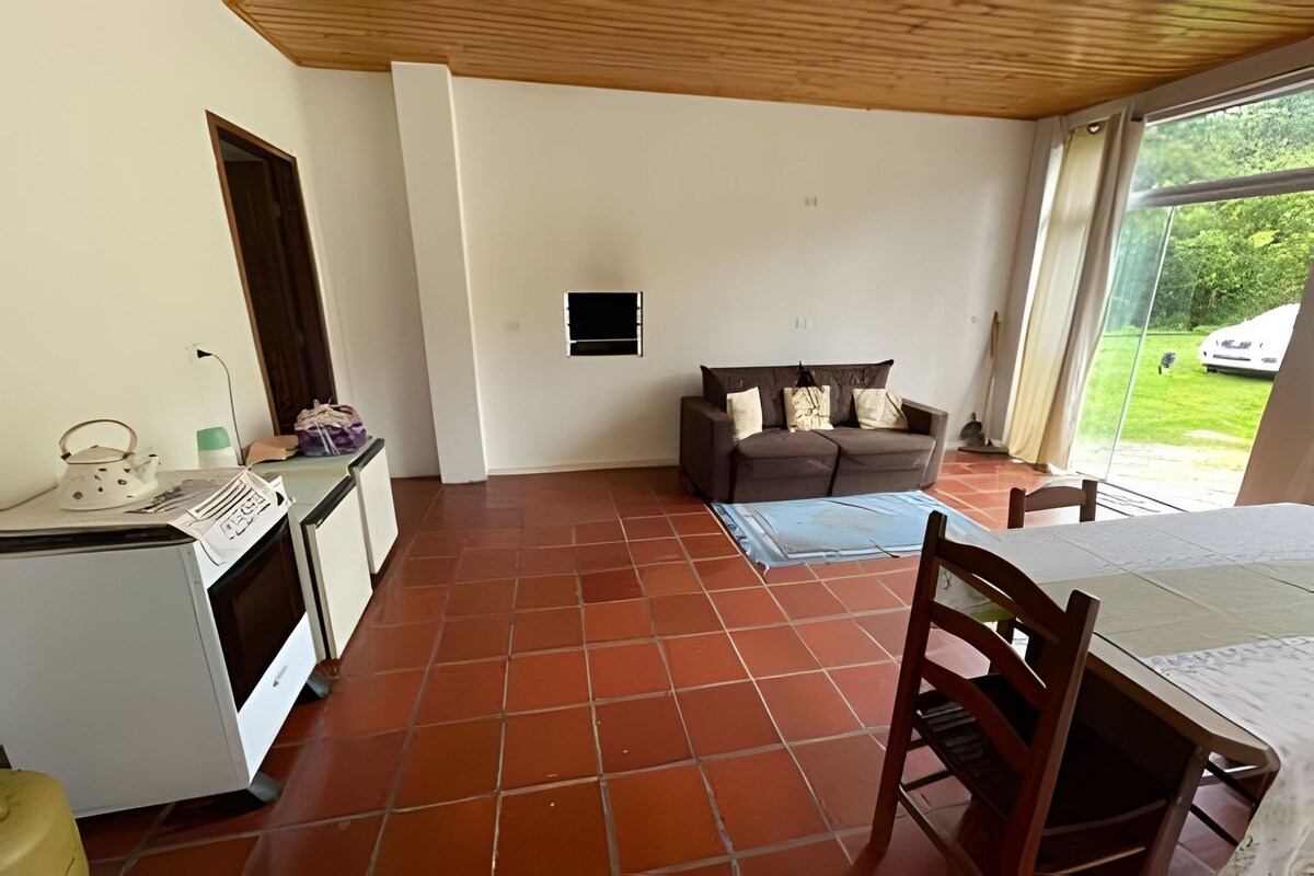 Um espaço compacto com cozinha compacta, sofá e área de refeições.