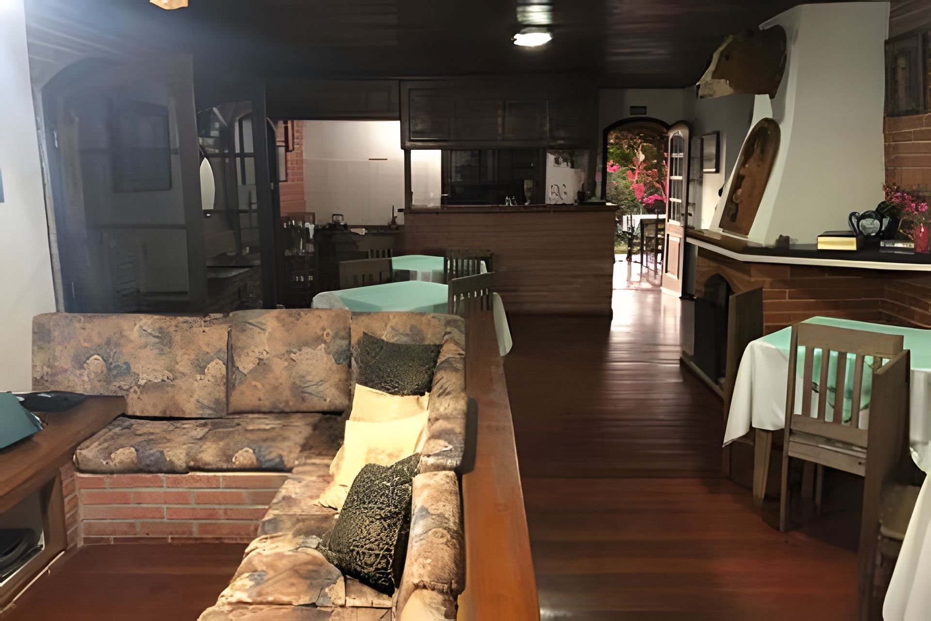 Una sala de estar acogedora con un sofá, una mesa de comedor y una cocina al fondo.