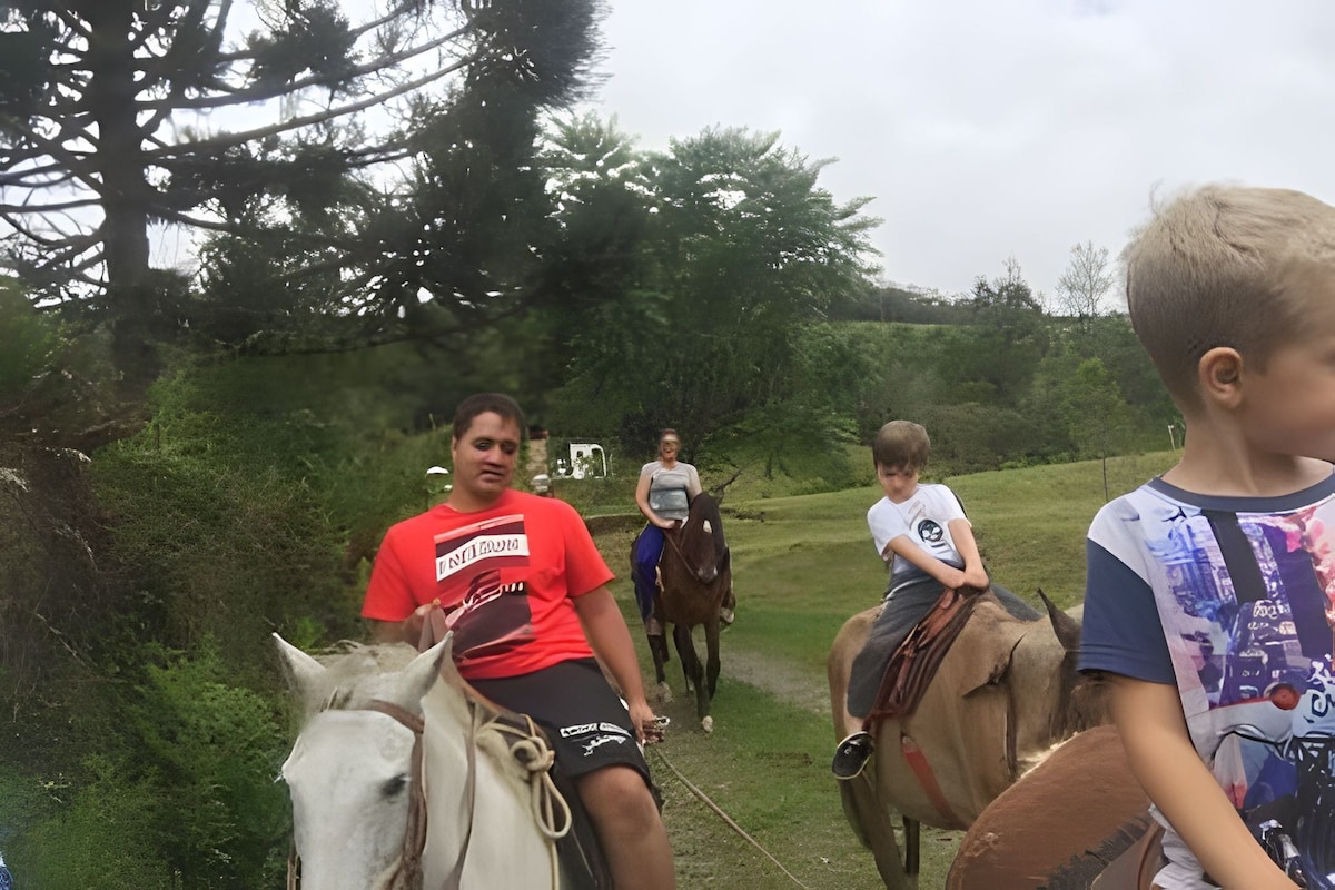 Un groupe de personnes à cheval, évoluant sur un sentier bordé de verdure.