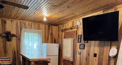 Quaint little 1-Room cabin with AC in pleasant Big Sandy
