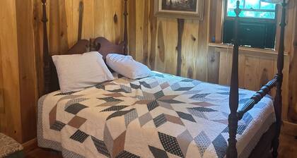 Quaint little 1-Room cabin with AC in pleasant Big Sandy