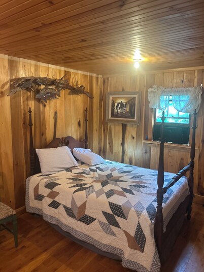 Quaint little 1-Room cabin with AC in pleasant Big Sandy