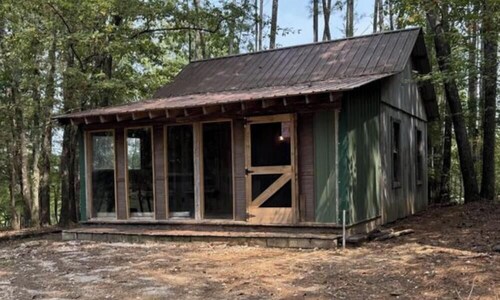 Quaint little 1-Room cabin with AC in pleasant Big Sandy