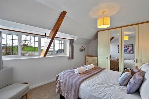 Charming Art Cottage for 5