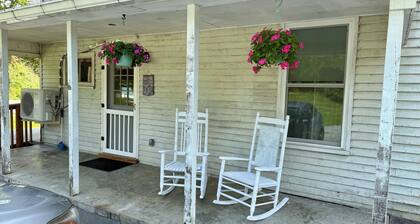 1-bedroom cottage in charming Meadowview established in 1908