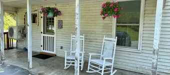 1-bedroom cottage in charming Meadowview established in 1908