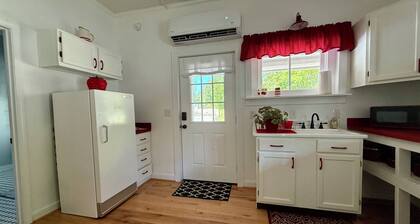 1-bedroom cottage in charming Meadowview established in 1908