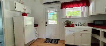 1-bedroom cottage in charming Meadowview established in 1908