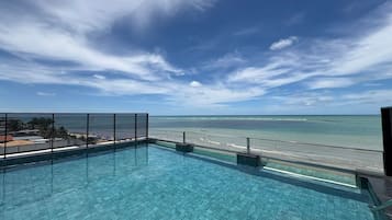 Estudio | Piscina | Una piscina al aire libre