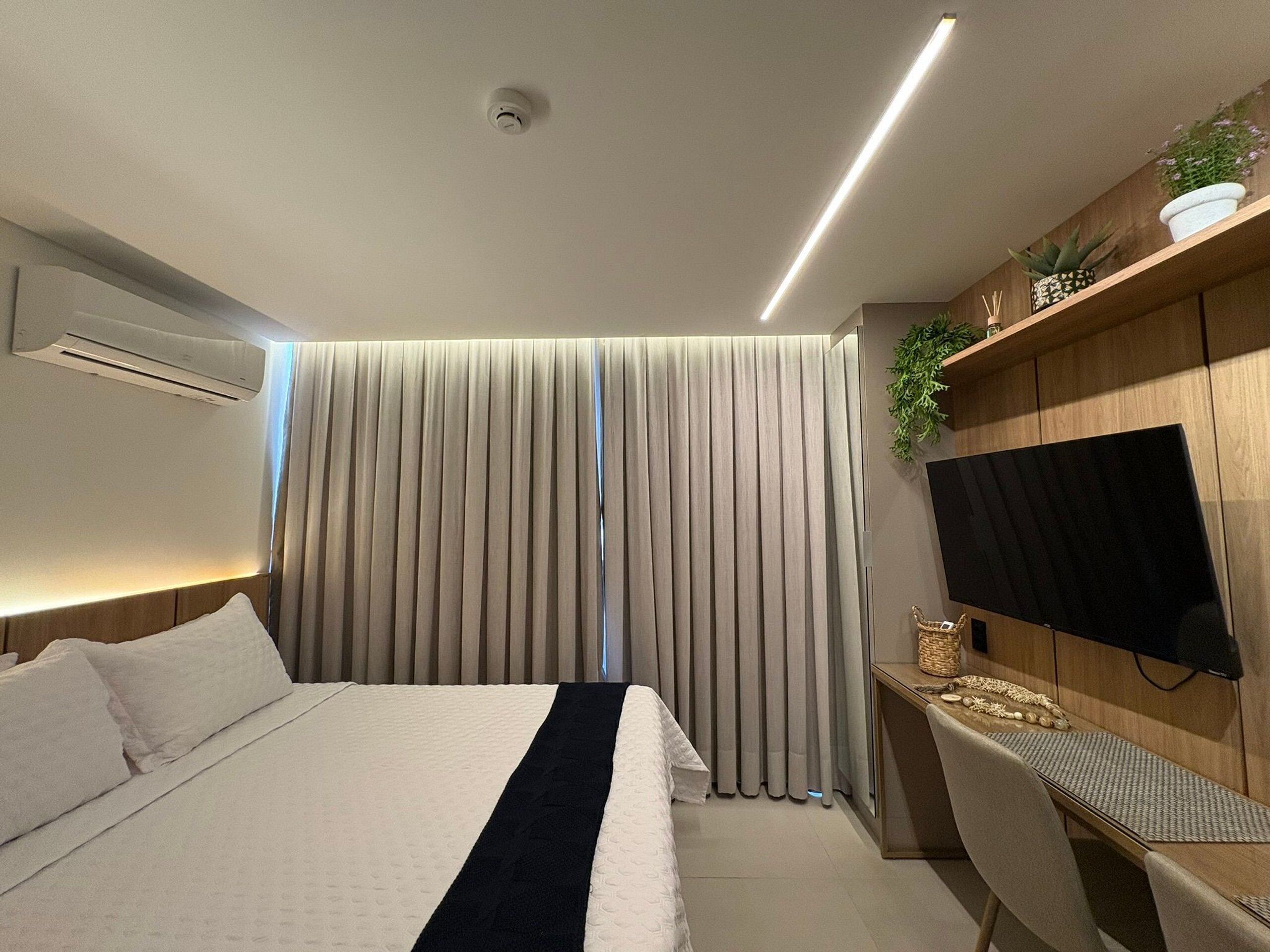 Estudio | Ropa de cama de alta calidad, escritorio, cortinas opacas