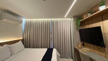 Estudio | Ropa de cama de alta calidad, escritorio, cortinas opacas