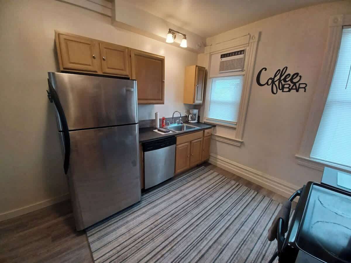 Coffee/tea maker, fridge, microwave, oven