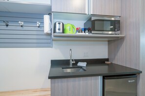 Coffee/tea maker, fridge, microwave - Kitchenette Room With King Bed at the Mountainside Inn (Telluride)