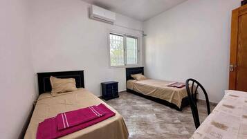 2 habitaciones, escritorio, tabla de planchar con plancha y wifi gratis