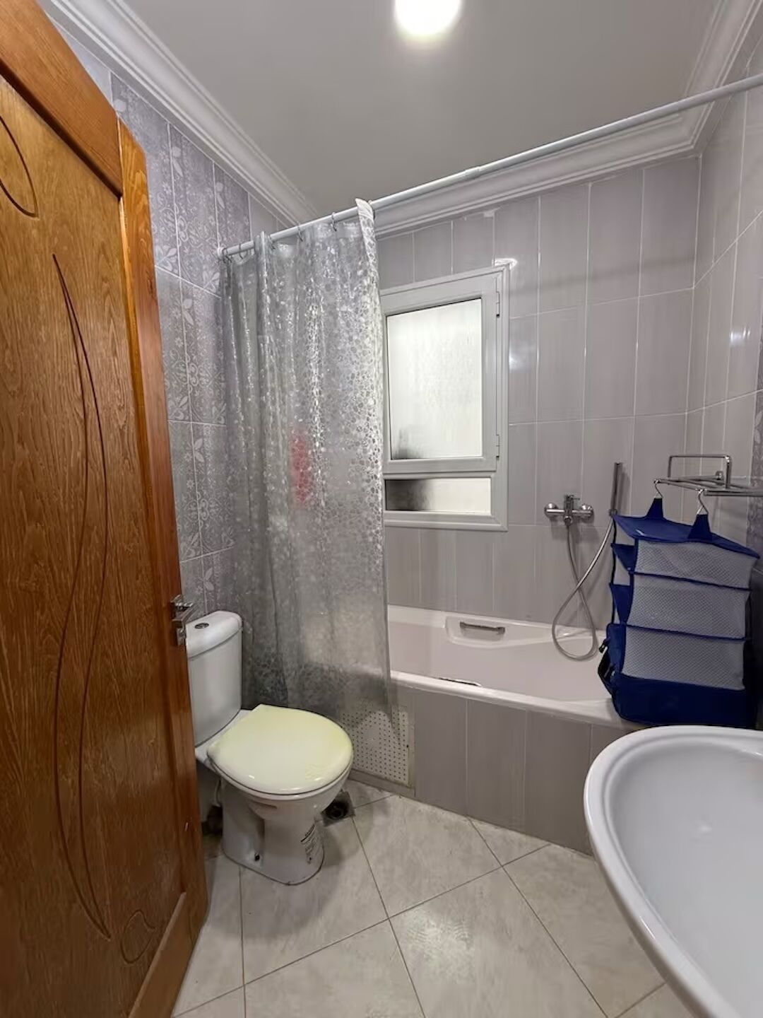 Douche, sèche-cheveux, bidet, serviettes fournies