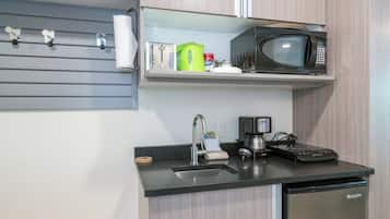 Cafetera y tetera, refrigerador y microondas