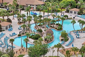 Un complexe hôtelier doté de plusieurs piscines, de palmiers et d’espaces de détente.