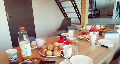 Bed & Breakfast „Chambre Hérisson“ mit Seeblick, Gemeinschaftsterrasse und WLAN