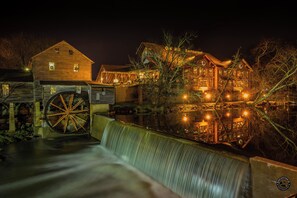 Exterior - Private Pool Spa, Sauna, Arcade & Views of Dollywood Fireworks (Pigeon Forge)