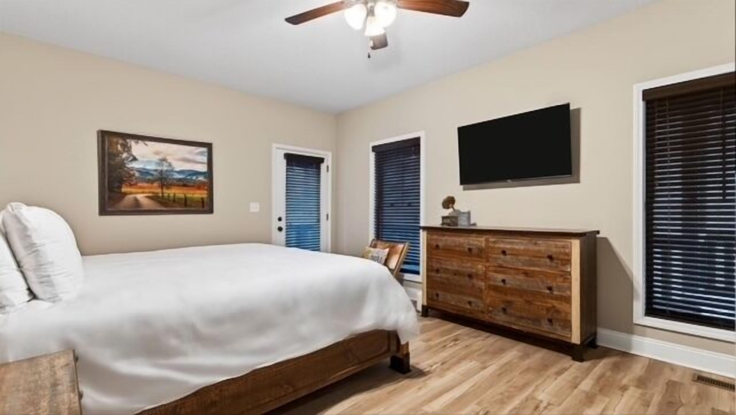 6 bedrooms, iron/ironing board, free WiFi, bed sheets