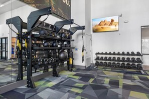 Ein Fitnessstudio mit Gewichthebern, Kettlebells und Kurzhanteln.