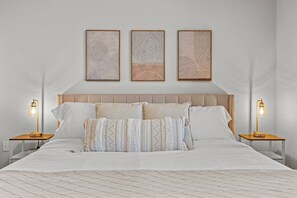 A bedroom with a large bed, two bedside tables, and three wall-mounted artworks. - Tempe Oasis - King Beds, Pool, Gym, DT Tempe & ASU (Tempe)