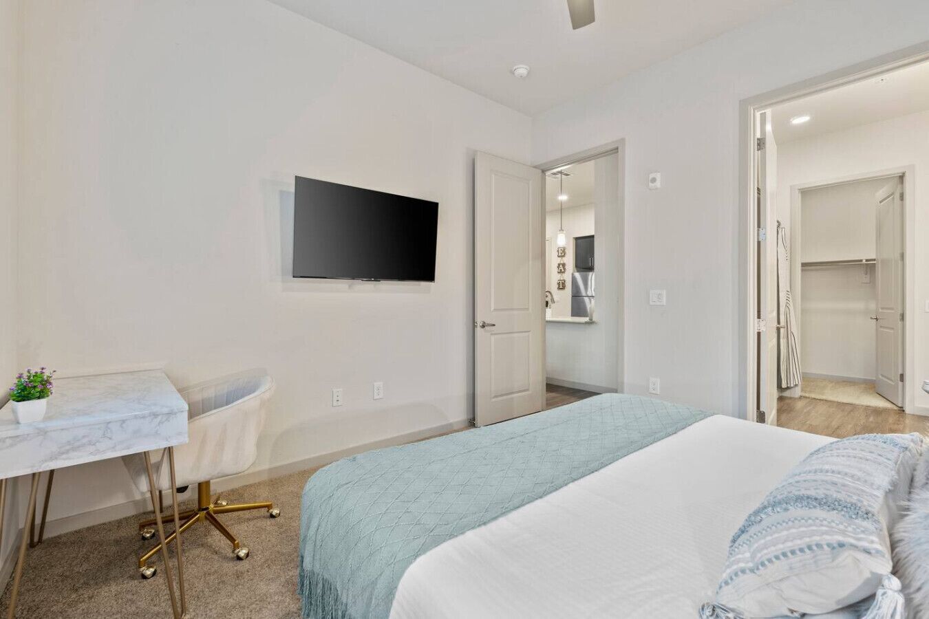 2 bedrooms, desk, iron/ironing board, travel crib