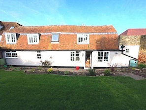 A two-story house with a brick roof, white exterior walls, and multiple windows. - Welcoming Cottage in Kent Village (Tonbridge)