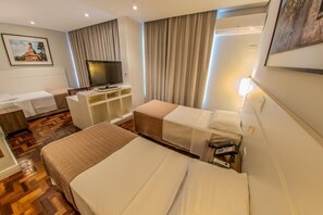 コンフォート トリプルルーム シングルベッド 3 台 | セーフティボックス (室内)、デスク、遮光カーテン、WiFi (無料)