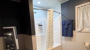 Een haardroger, handdoeken, zeep, toiletpapier